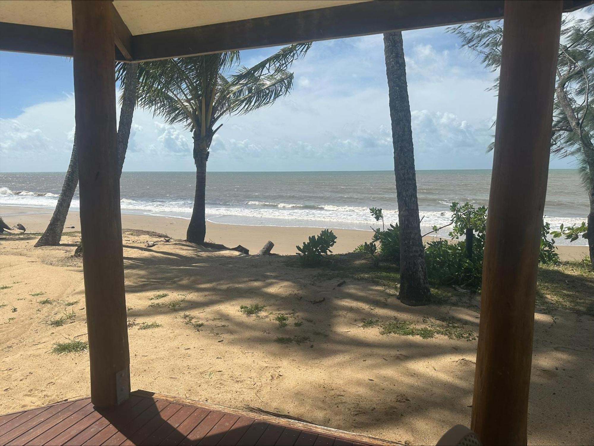 Ellis Oceanfront 4*
