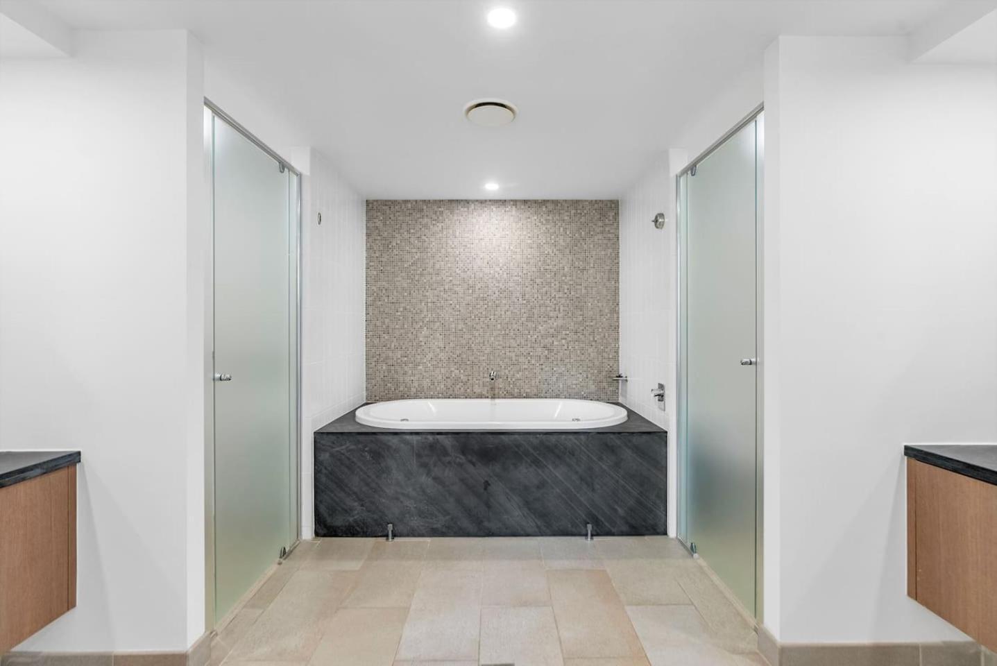 Apartment 'tropical Escape' Coastal Daydreams With Rooftop Palm Cove