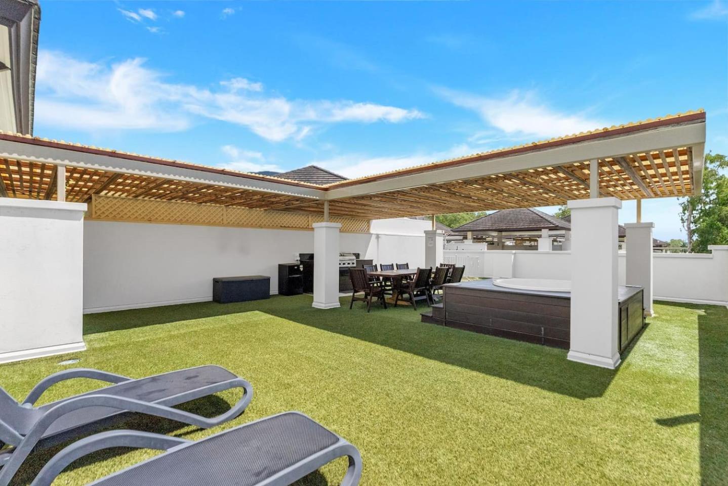 'tropical Escape' Coastal Daydreams With Rooftop Palm Cove