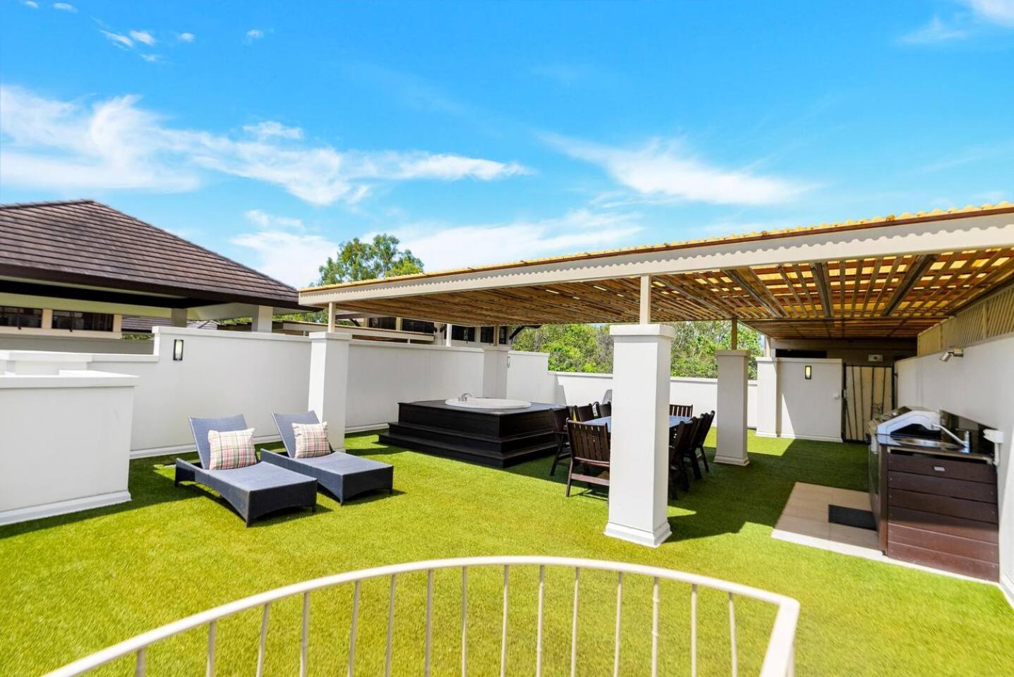 'tropical Escape' Coastal Daydreams With Rooftop Apartment *