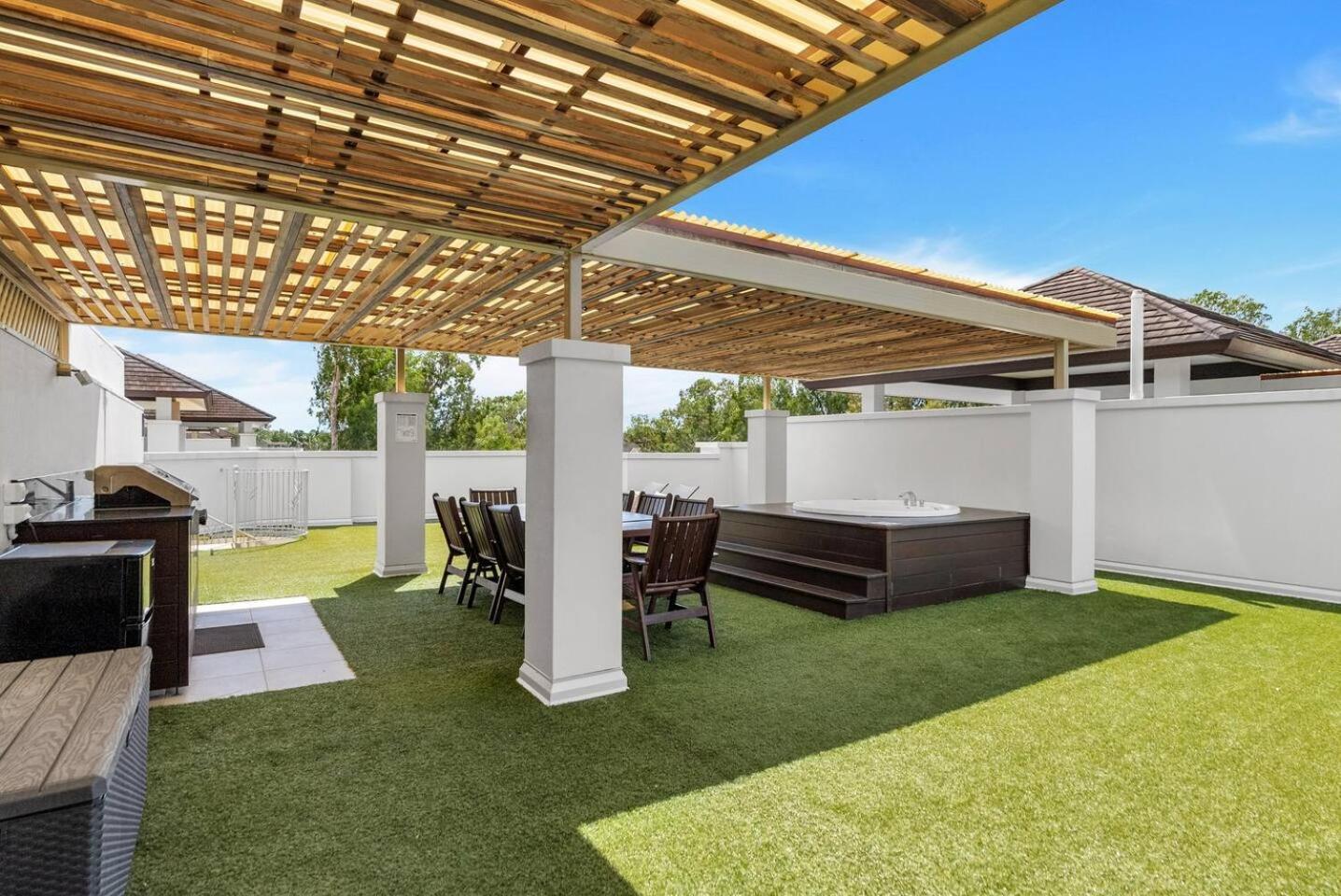 Apartment 'tropical Escape' Coastal Daydreams With Rooftop