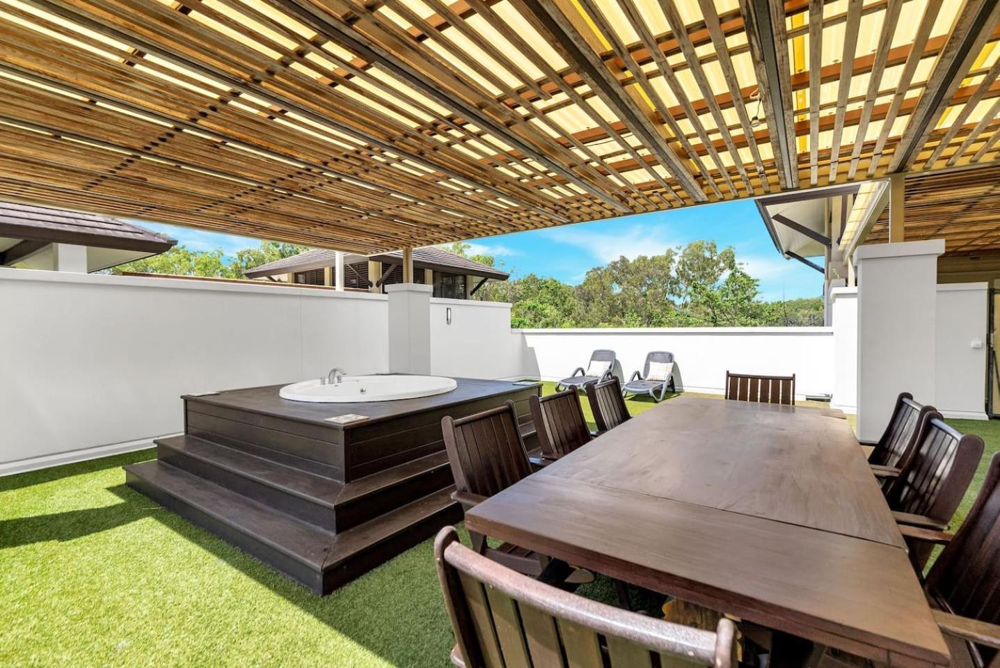 'tropical Escape' Coastal Daydreams With Rooftop Palm Cove