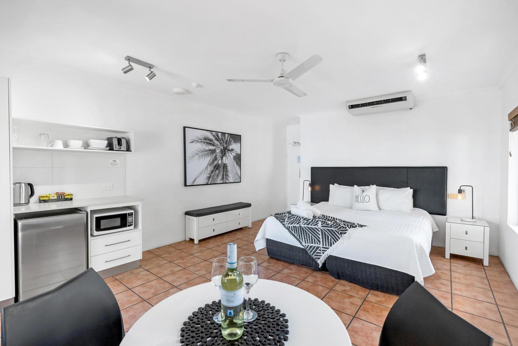 Ocean Outlook - Absolute Beachfront Apartment Palm Cove