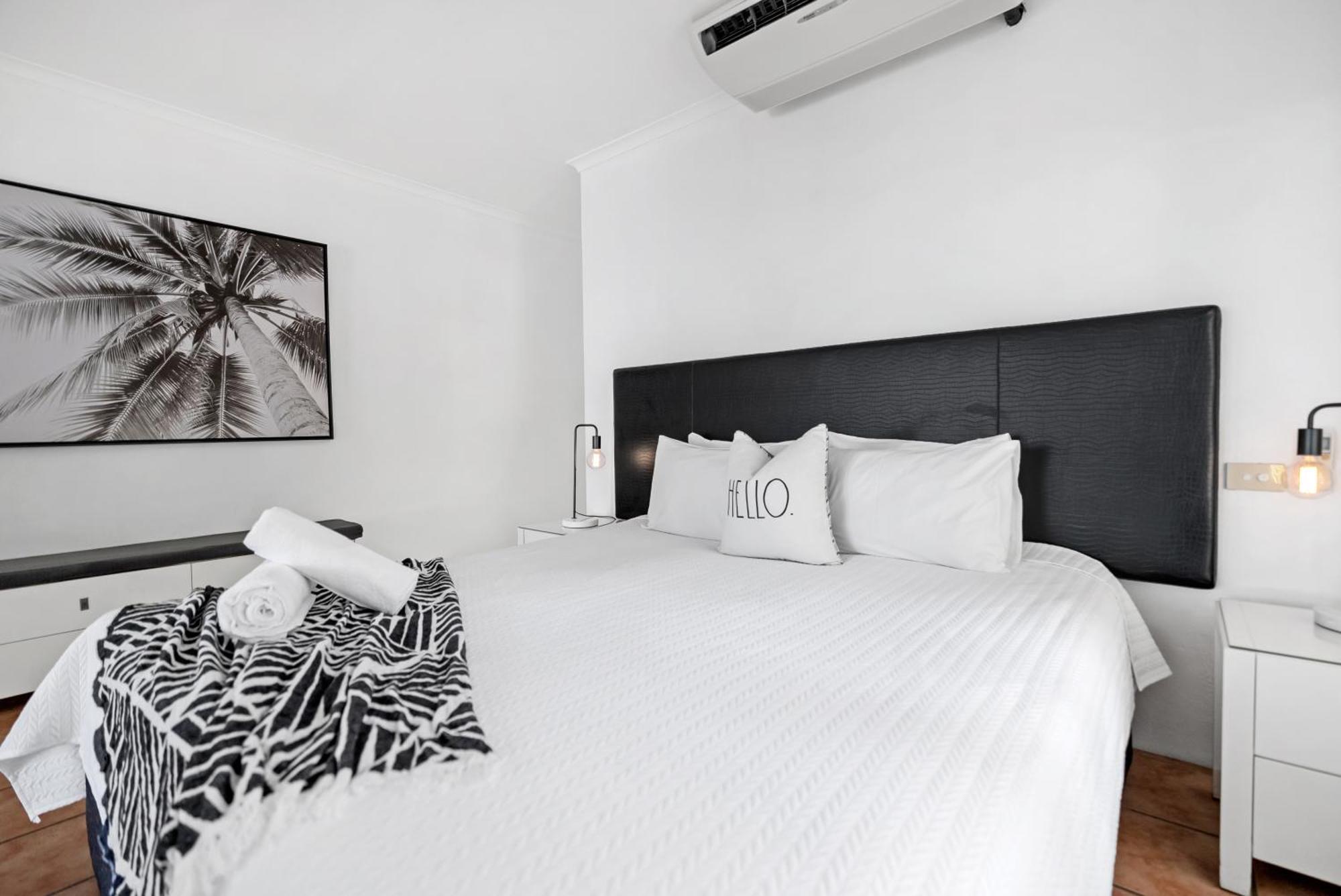 Ocean Outlook - Absolute Beachfront Apartment Palm Cove