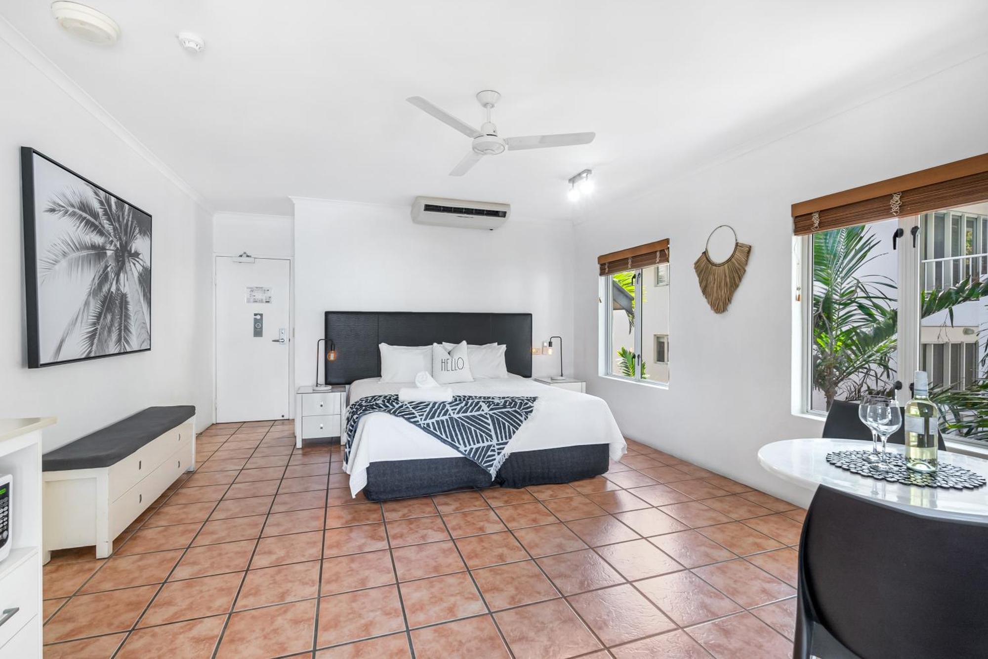 Apartment Ocean Outlook - Absolute Beachfront Palm Cove