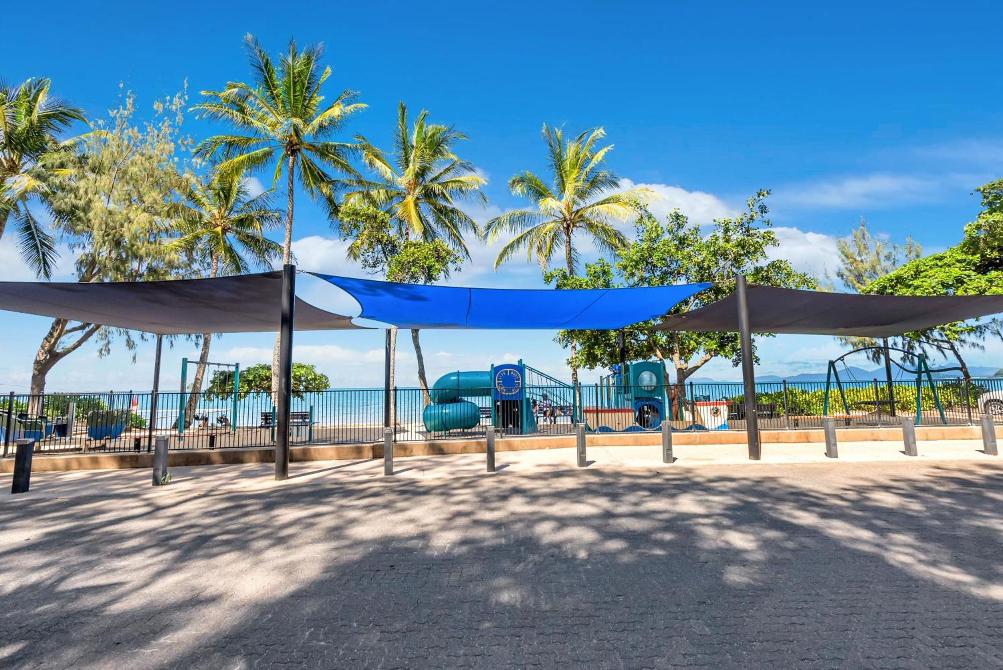 Ocean Outlook - Absolute Beachfront Apartment Palm Cove