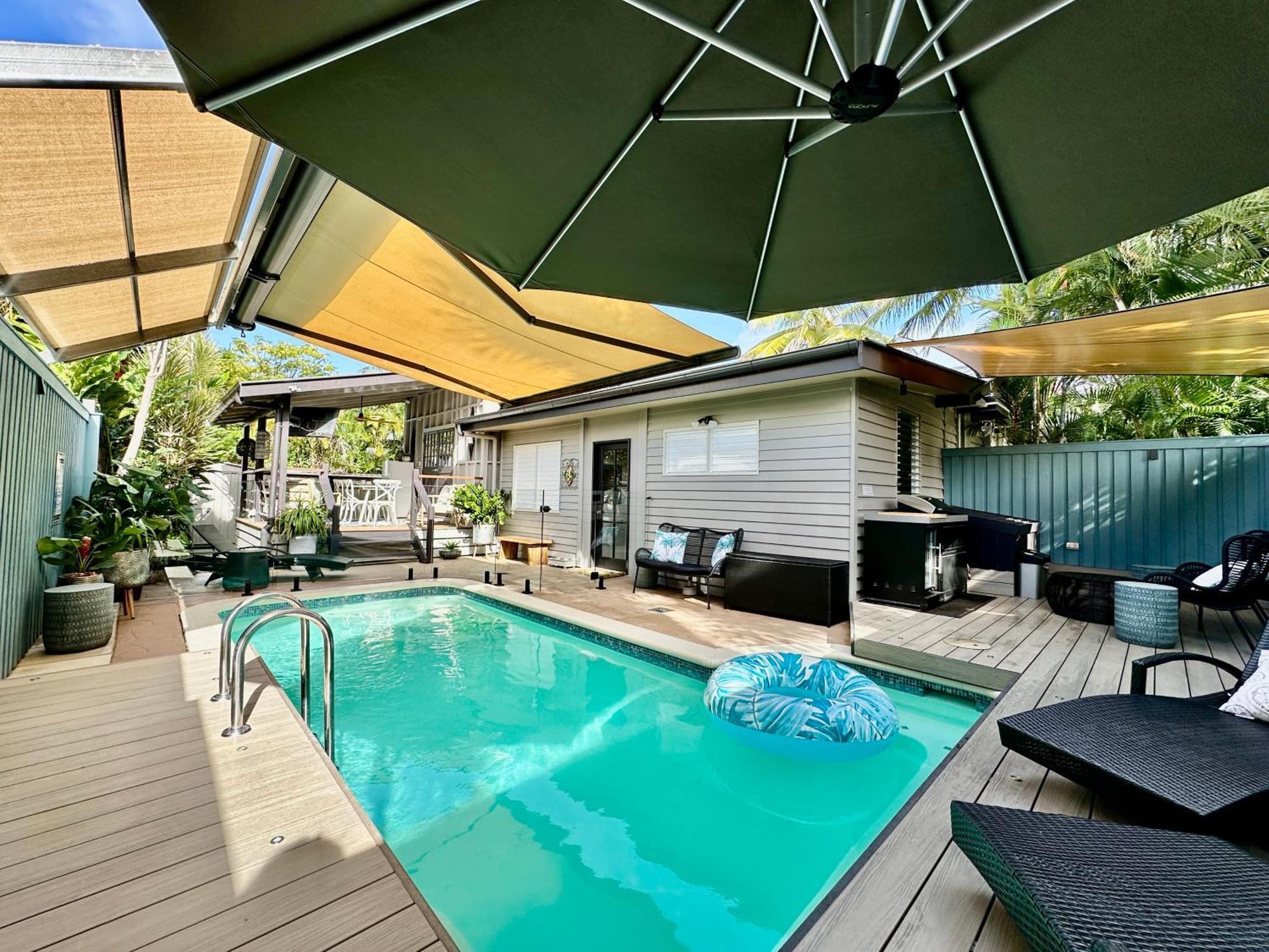 Sweet Creek Cottage, Palm Cove, 200m To Beach, Heated Pool, Pets Holiday home Palm Cove