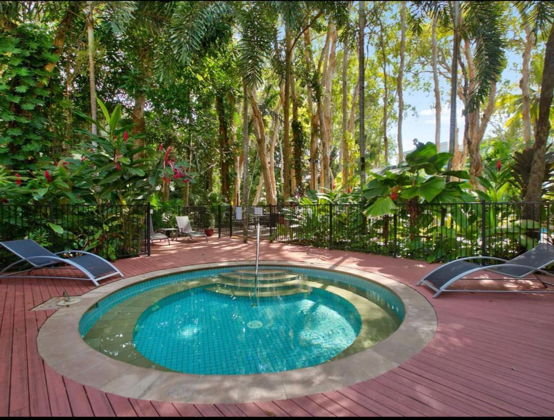 Apartment Luxury 2 Bed Unit, Pool & Ocean Views From Third Floor