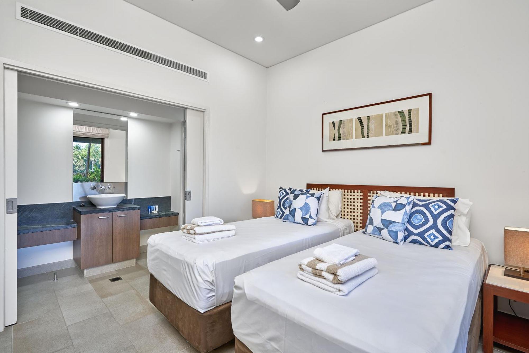 Swim Out In Triton Street Beachfront Apartment *