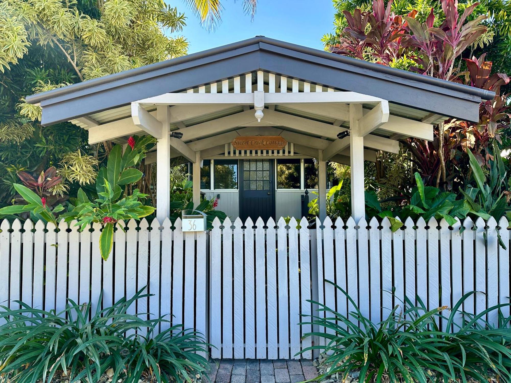 Holiday home Sweet Creek Cottage, Palm Cove, 200m To Beach, Heated Pool, Pets *