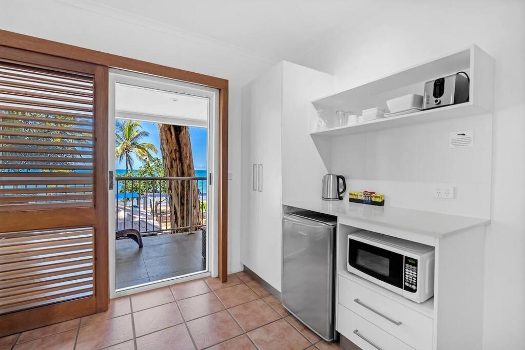 Apartment Ocean Outlook - Absolute Beachfront *
