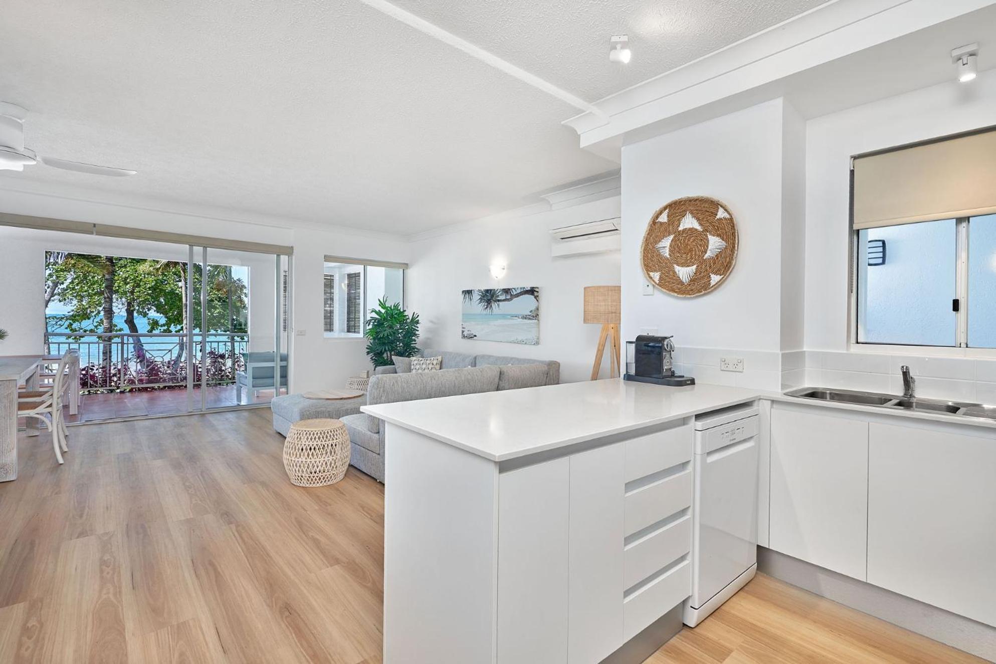 Apartment Absolute Beachfront 2 Bedroom Alassio Palm Cove