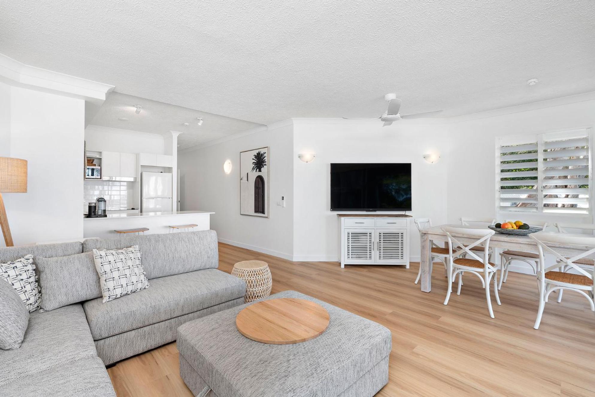 Absolute Beachfront 2 Bedroom Alassio Palm Cove