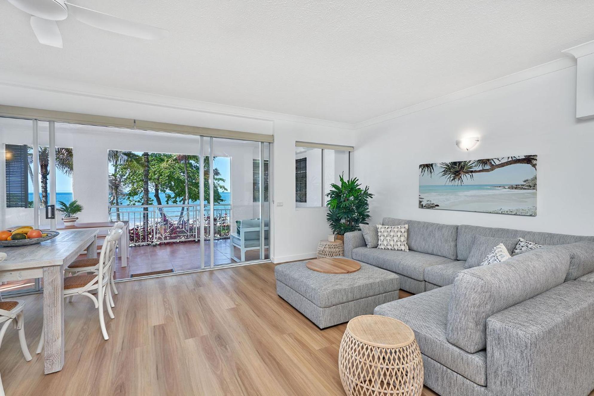 Absolute Beachfront 2 Bedroom Alassio * Palm Cove