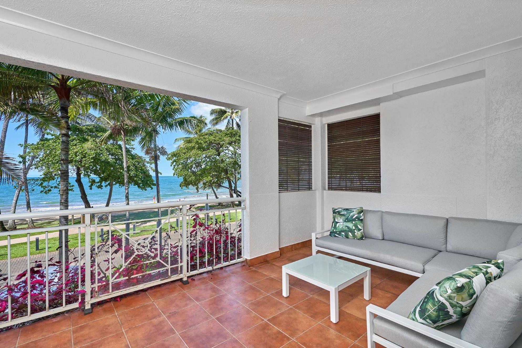 Absolute Beachfront 2 Bedroom Alassio Palm Cove