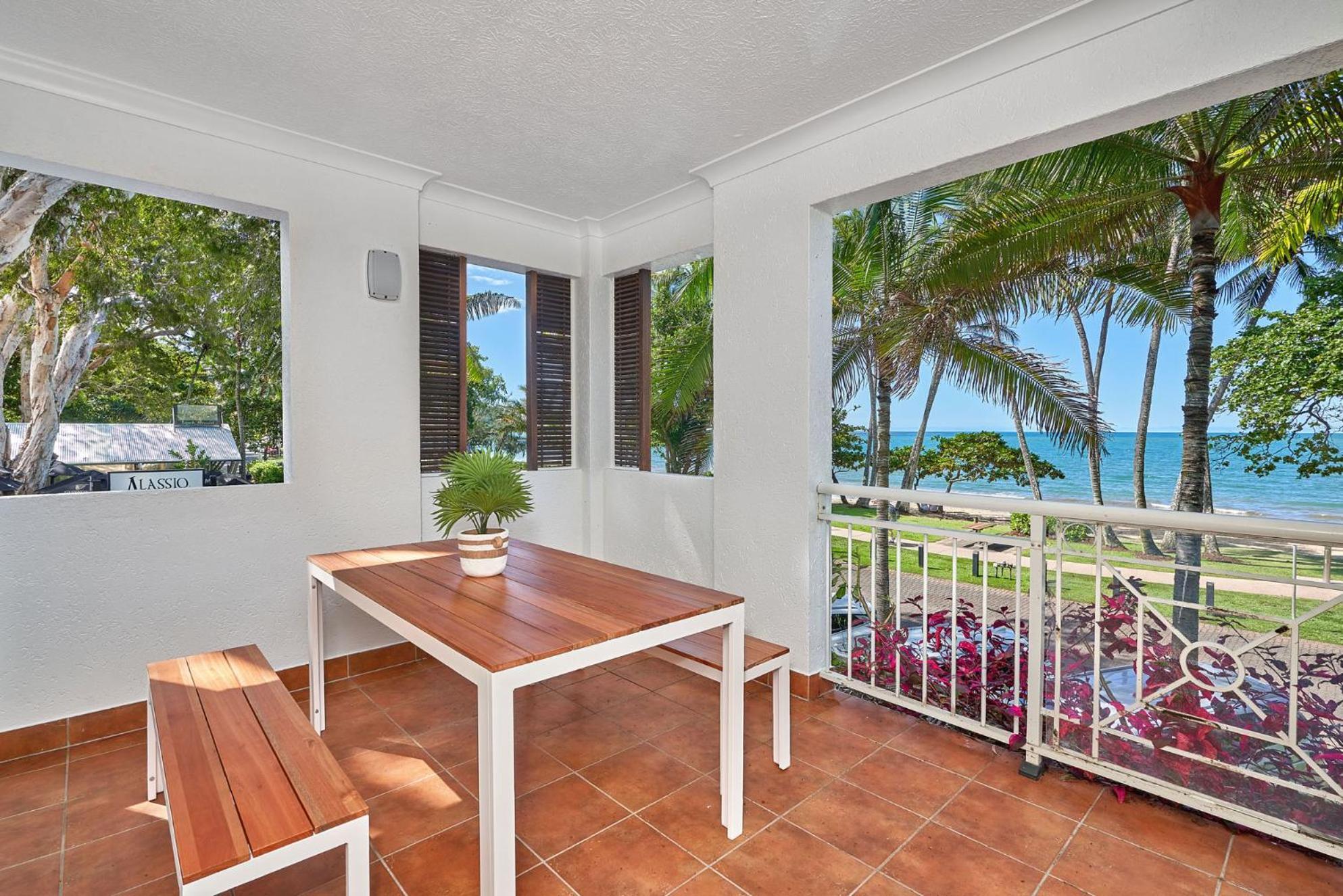Absolute Beachfront 2 Bedroom Alassio *