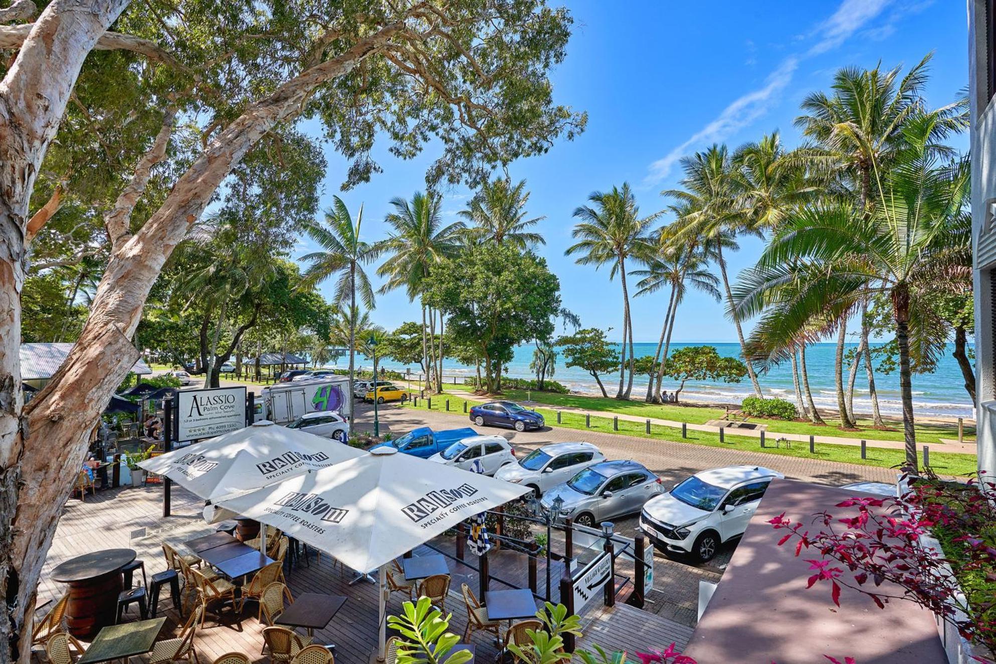 Absolute Beachfront 2 Bedroom Alassio Apartment Palm Cove