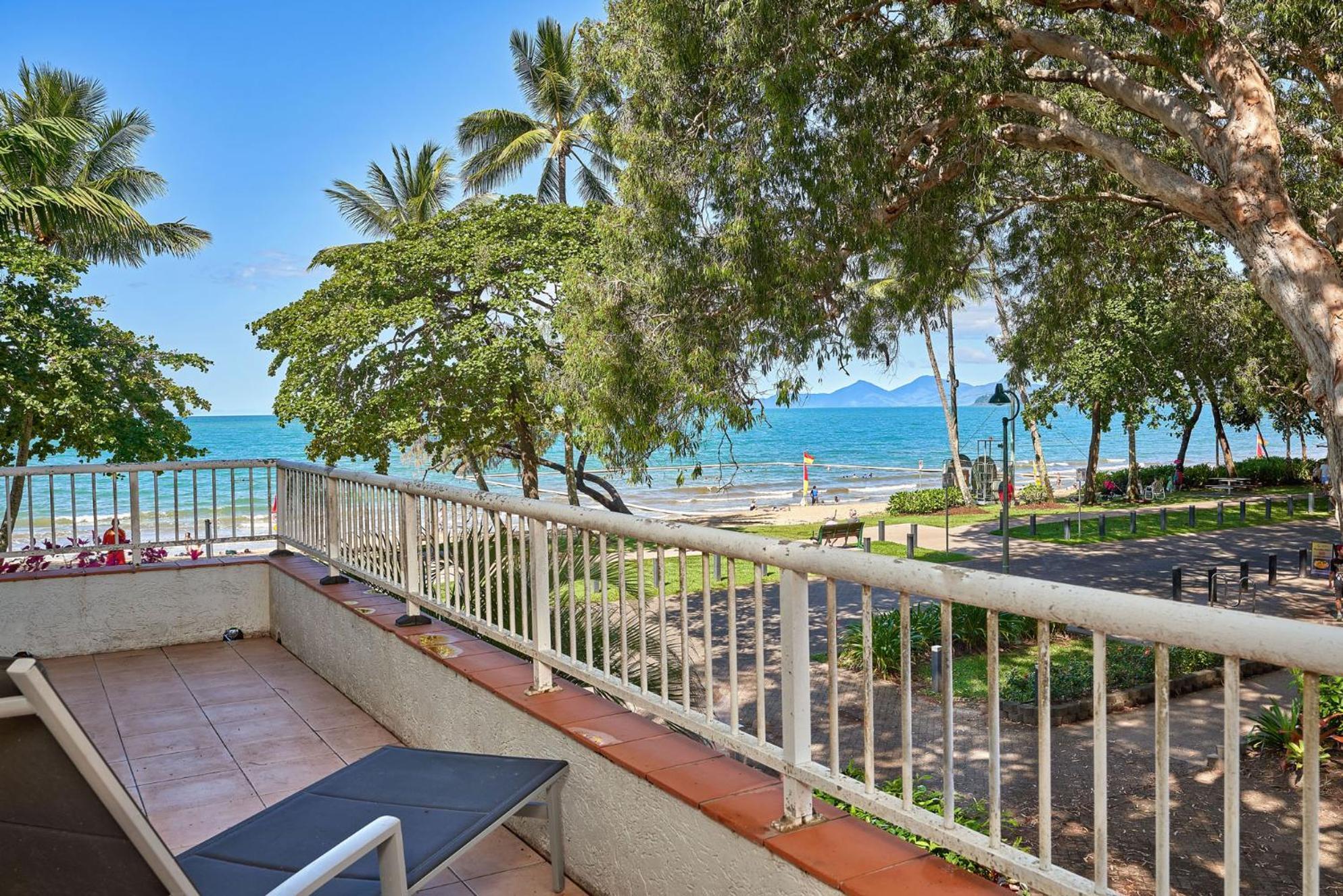 Absolute Beachfront 2 Bedroom Alassio *