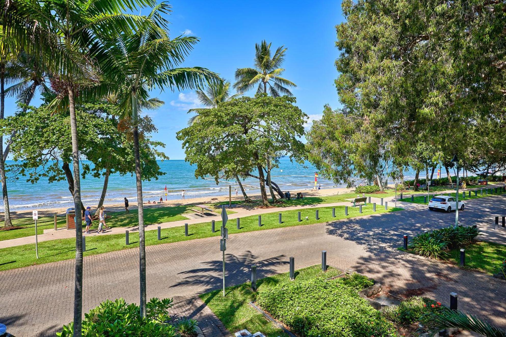 Absolute Beachfront 2 Bedroom Alassio * Palm Cove