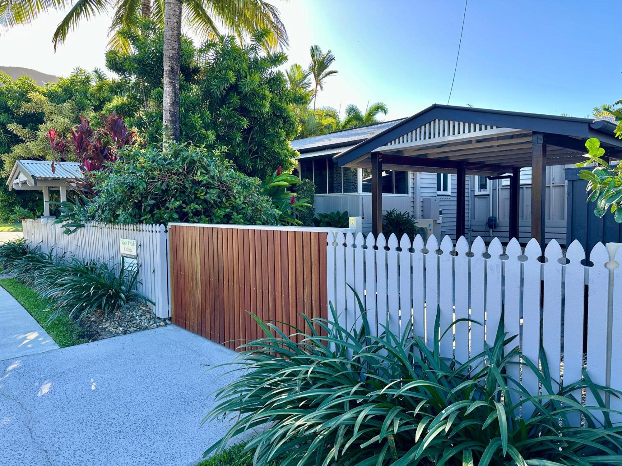 Sweet Creek Cottage, Palm Cove, 200m To Beach, Heated Pool, Pets Holiday home