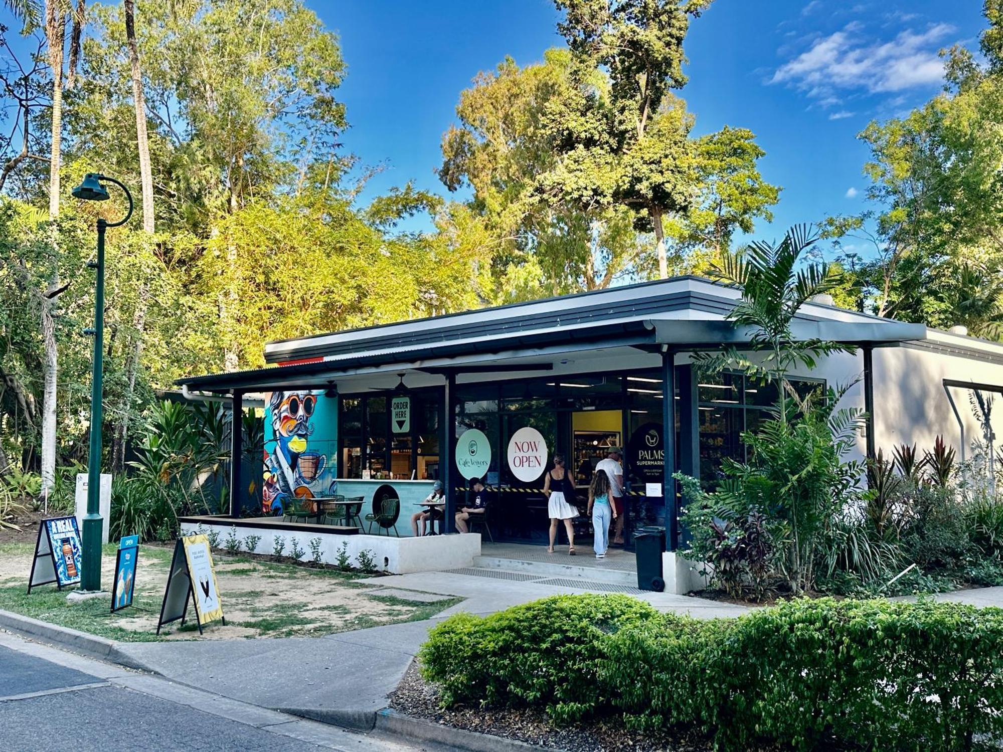 Sweet Creek Cottage, Palm Cove, 200m To Beach, Heated Pool, Pets Holiday home *