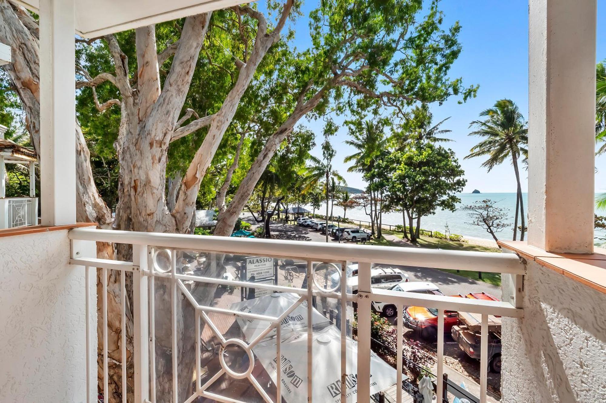 Alassio Beachfront Apartment Palm Cove