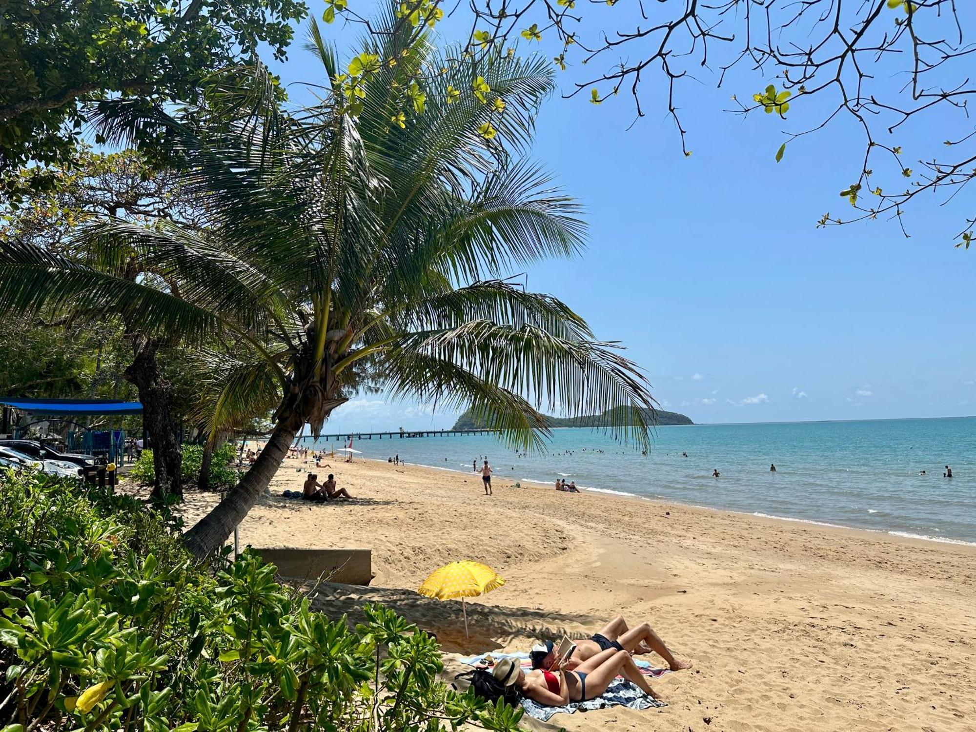 Sweet Creek Cottage, Palm Cove, 200m To Beach, Heated Pool, Pets Holiday home *