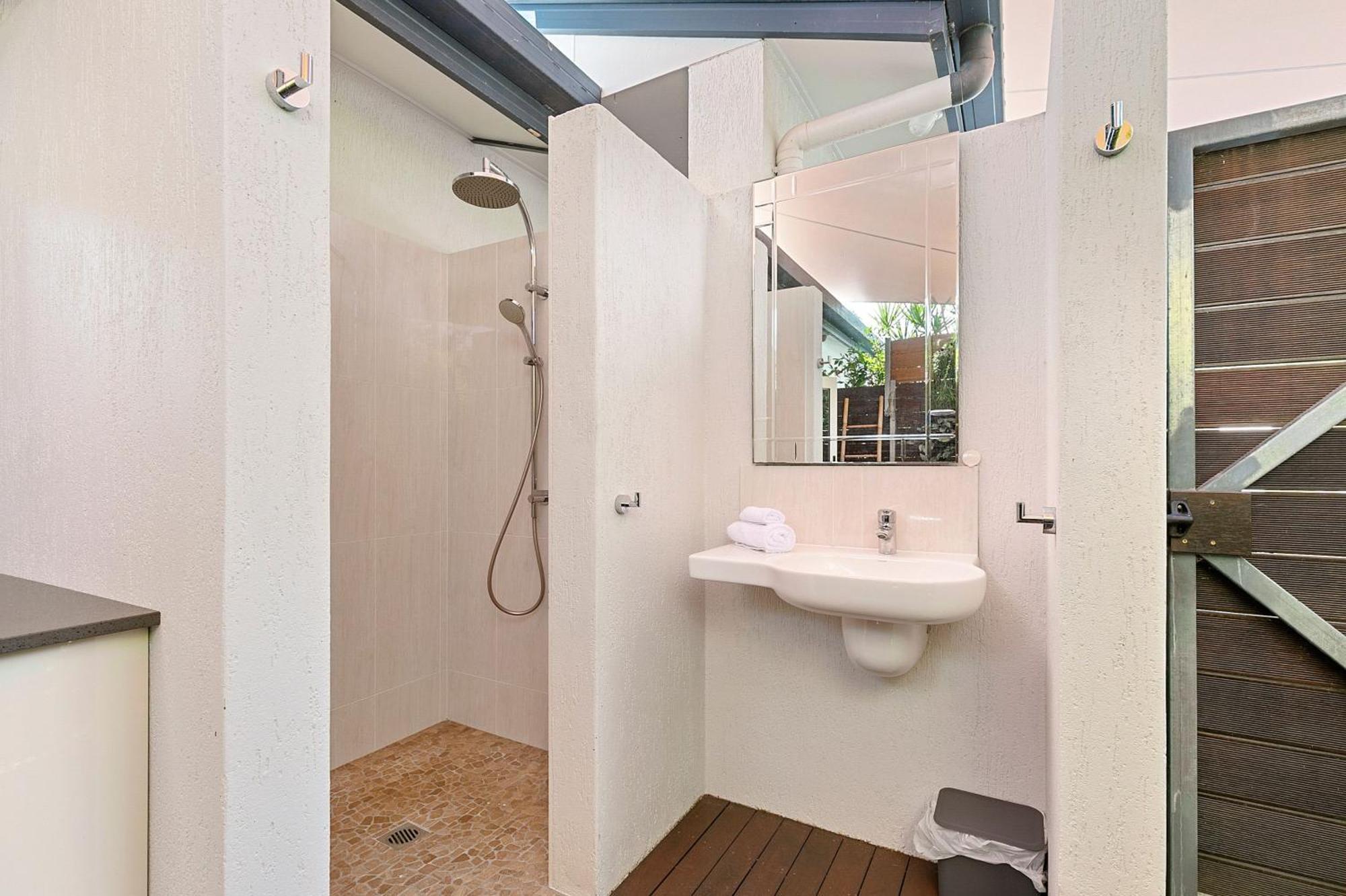 Coconut Blue - Private Heated Pool, Walk To Beach, Restaurants & Shops, Tropical Courtyard Shower Palm Cove