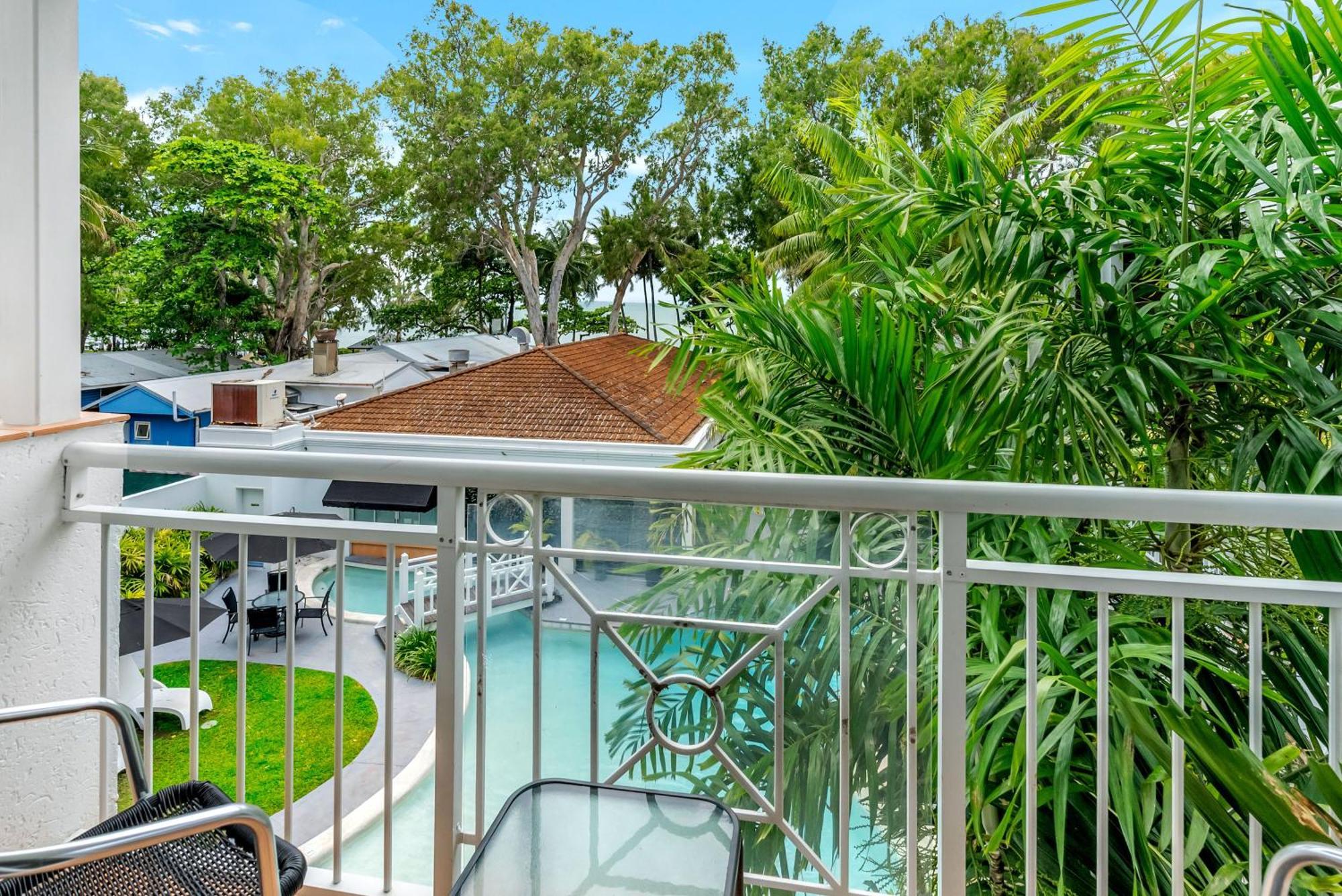 Alassio Beachfront Apartment Palm Cove