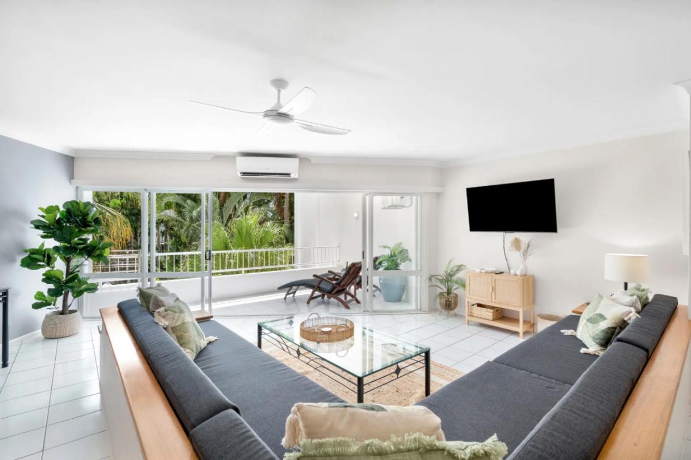Alamanda 43 Beachfront Apartment *