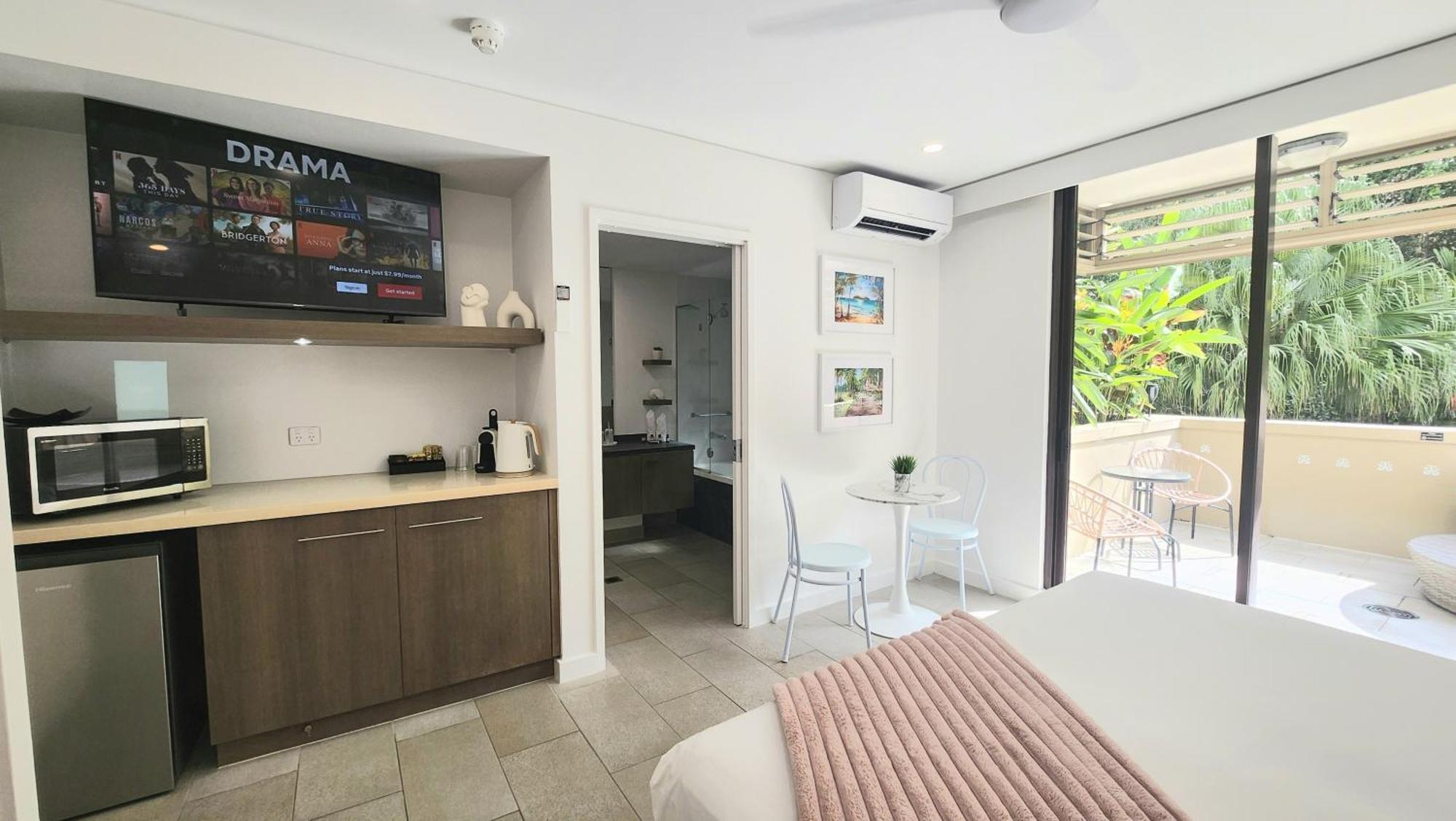 Private In The Temple Beachfront * Palm Cove