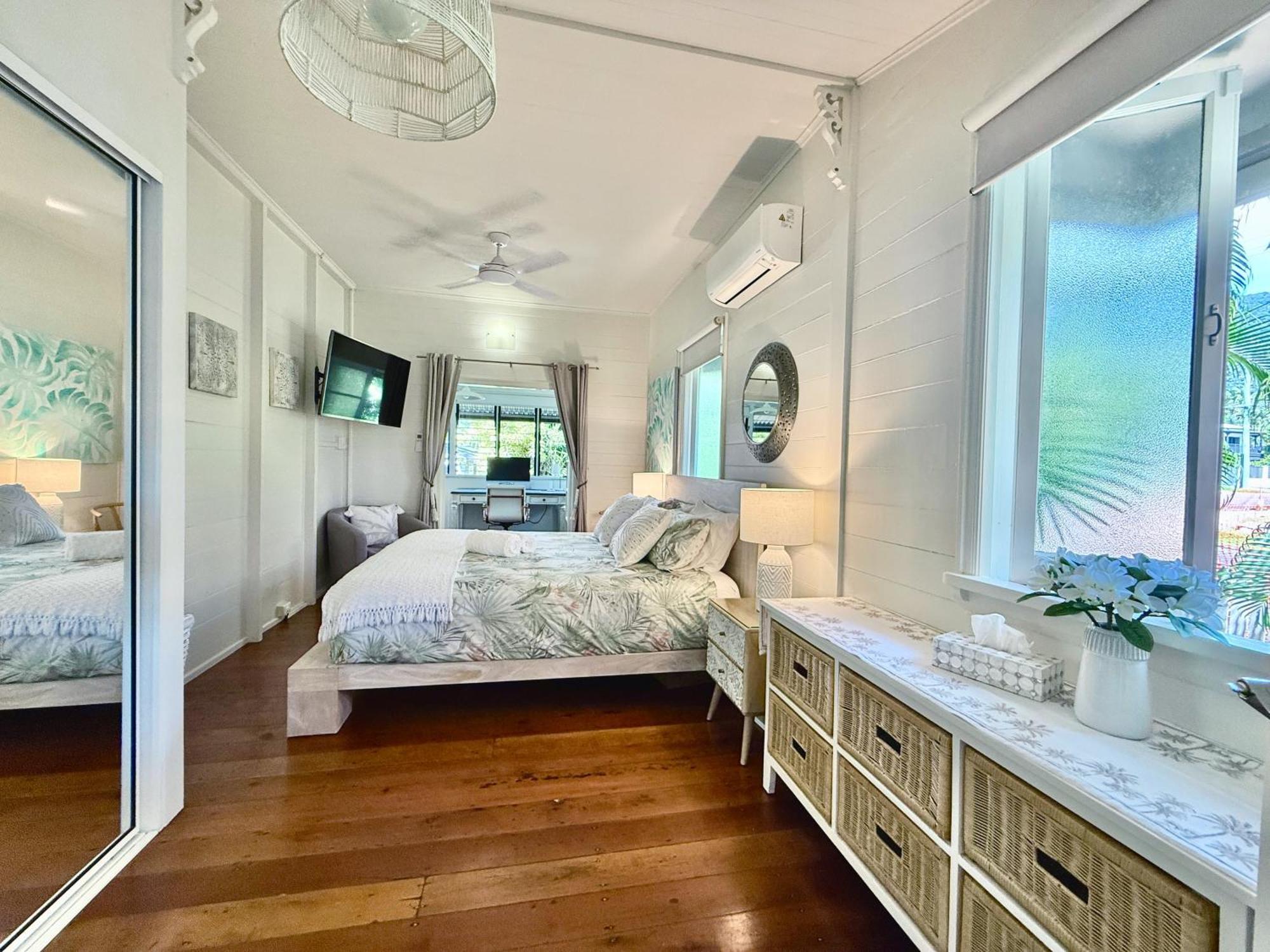 Sweet Creek Cottage, Palm Cove, 200m To Beach, Heated Pool, Pets Holiday home *