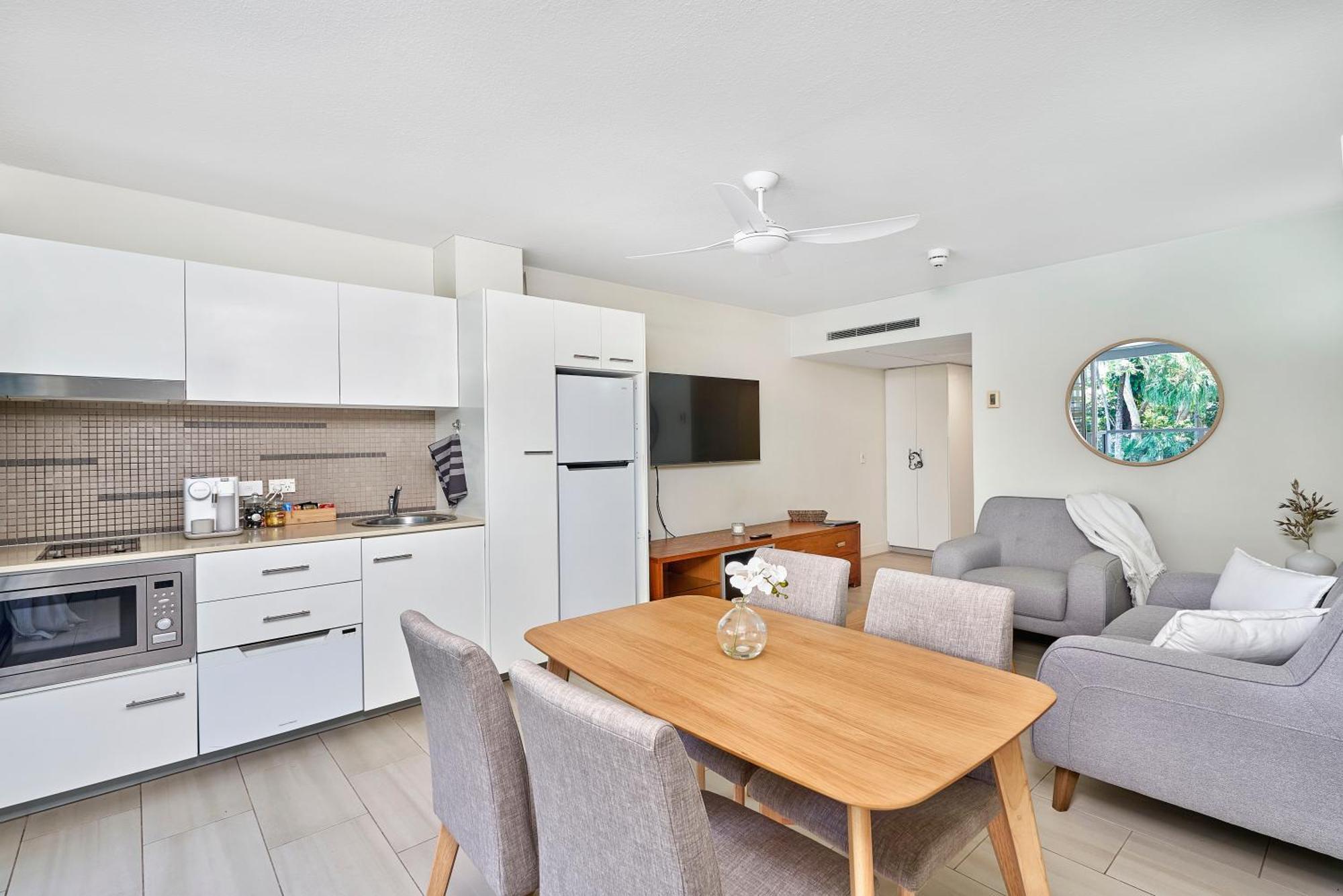 Apartment Luxury 2 Bed Unit, Pool & Ocean Views From Third Floor
