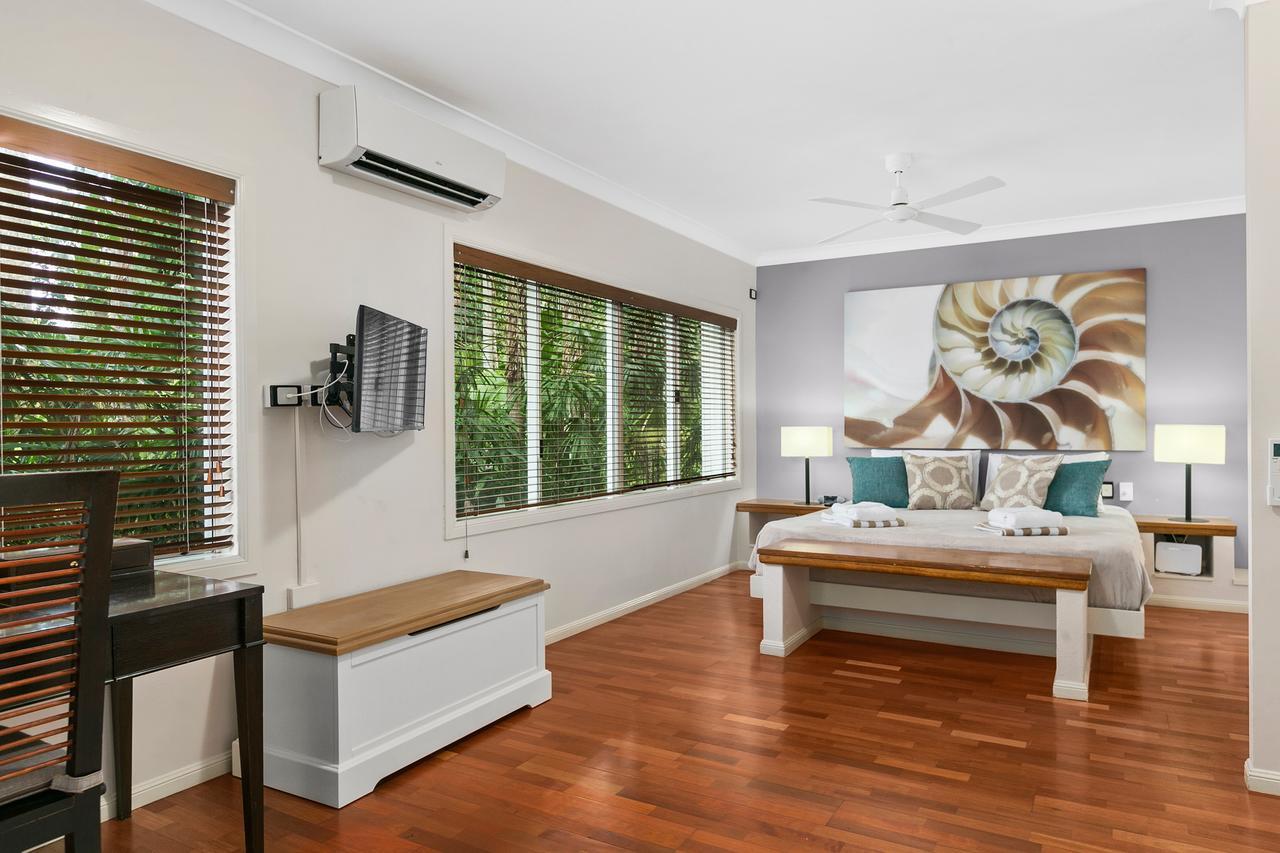 Belle Escapes - Poolside Alamanda Beachfront 