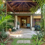 Villa Talpa - An Idyllic Indoor-Outdoor Oasis