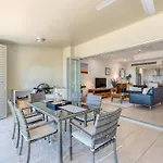 Island Views Beachfront Apartments