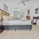 Private Beach Club Apartment In Building 2