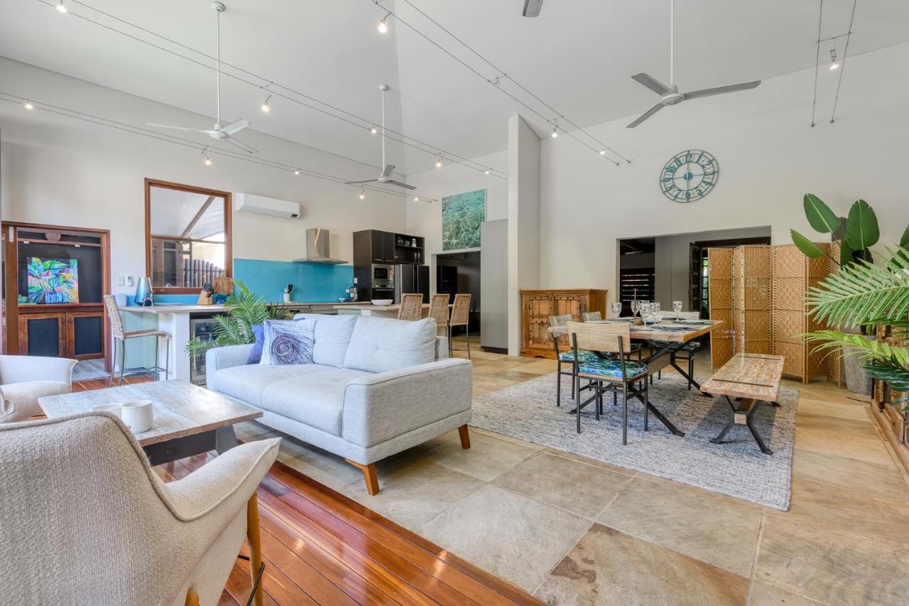 Talpa - An Idyllic Indoor-outdoor Oasis