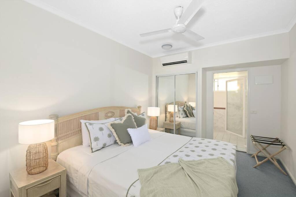 The Palms Retreat - Alassio Beachfront Apartment