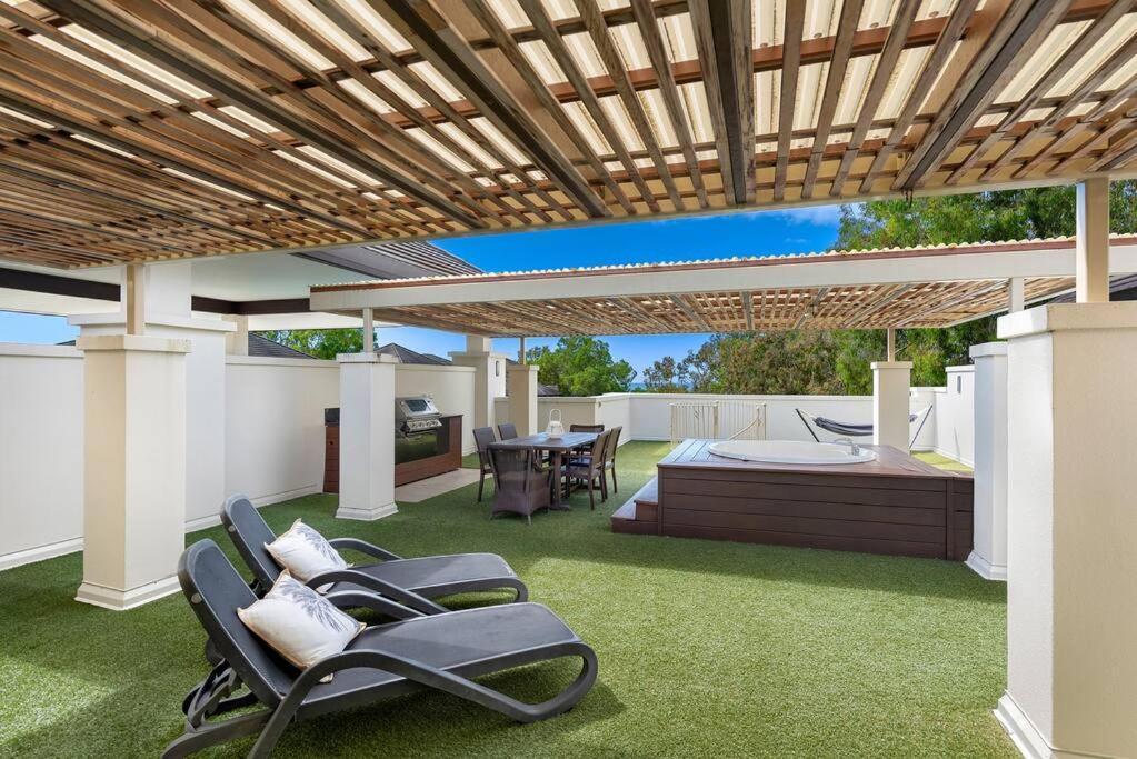 Apartment Paradise Bound - A Rooftop Retreat *