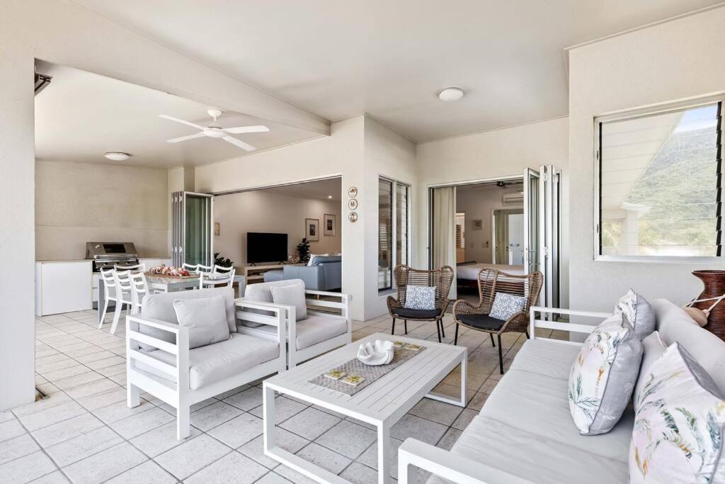 Blanco At Island Views—beautiful Beachfront Living Apartment