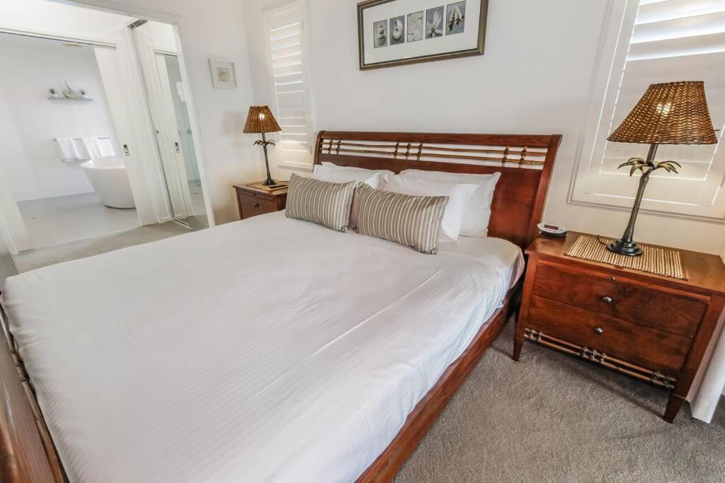 Blanco At Island Views—beautiful Beachfront Living Apartment