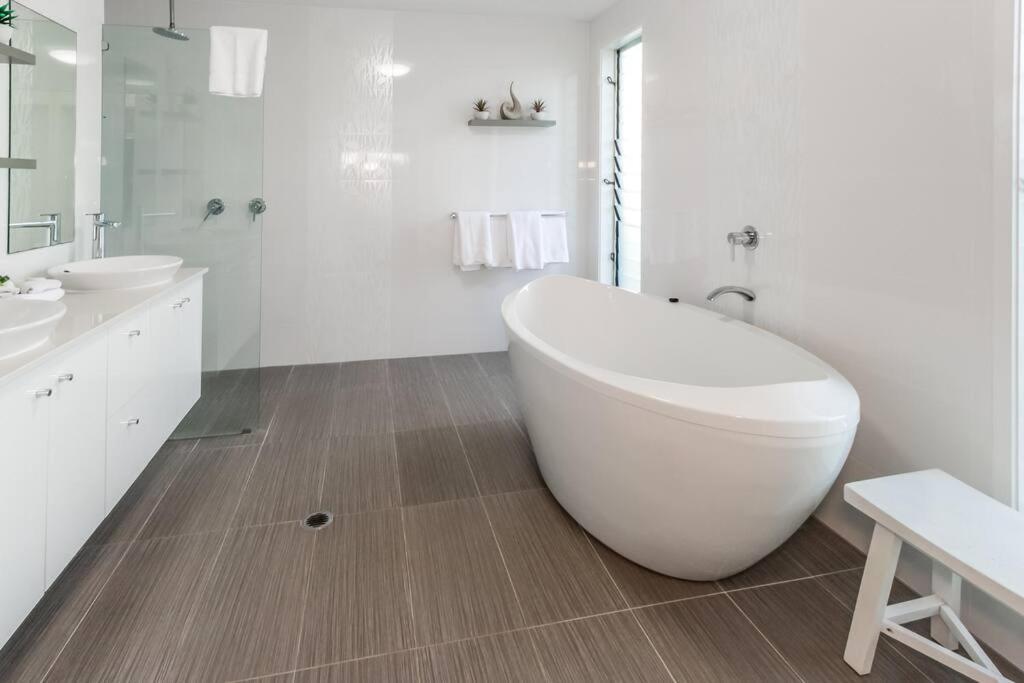 Blanco At Island Views—beautiful Beachfront Living Apartment *