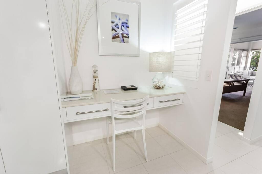 Apartment Blanco At Island Views—beautiful Beachfront Living *