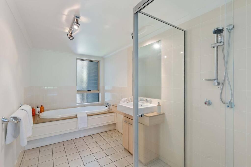 Primrose At Amphora Resort—breezy Beachfront Bliss Apartment