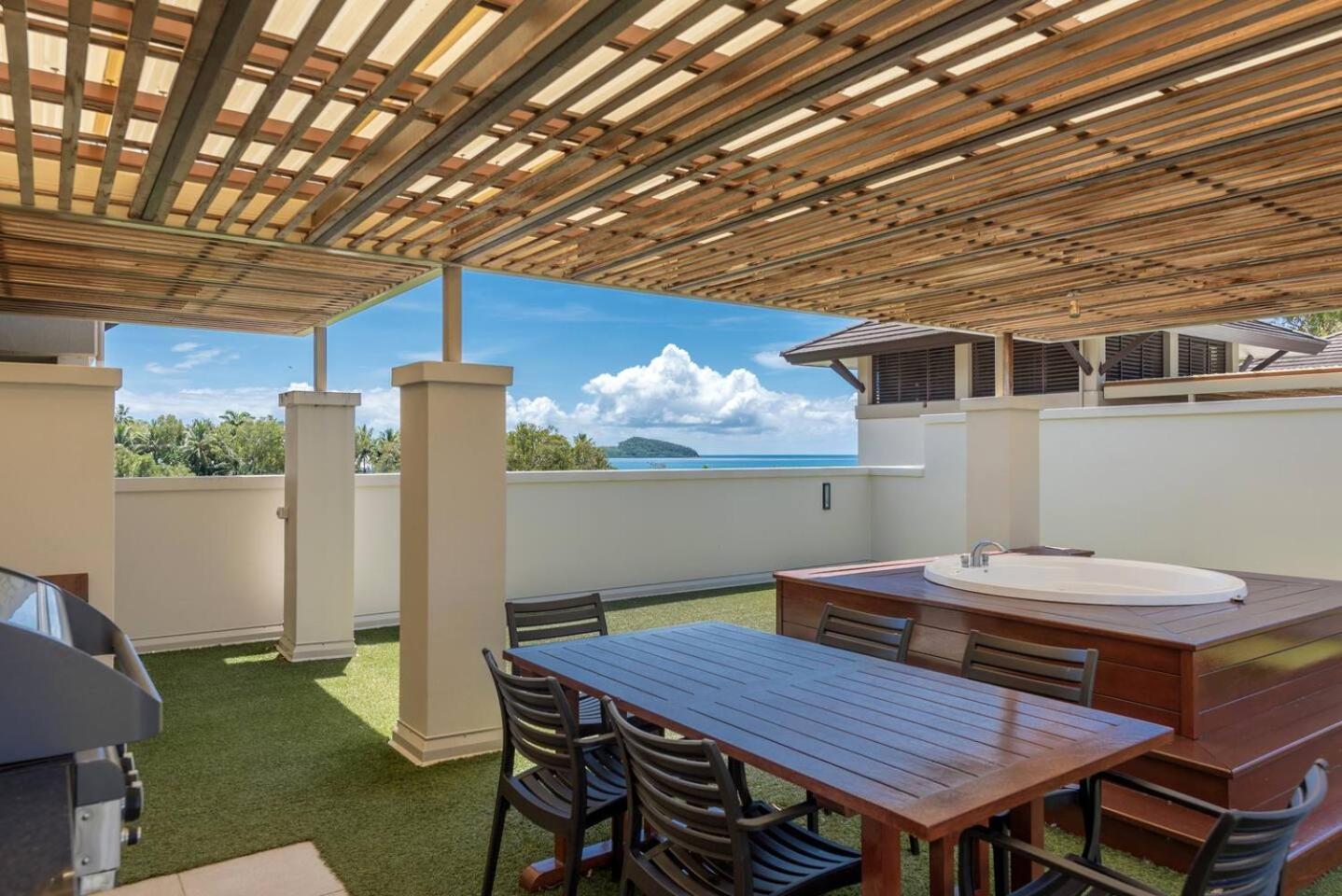 'zami' Penthouse Resort-style Living At Temple Apartment Palm Cove