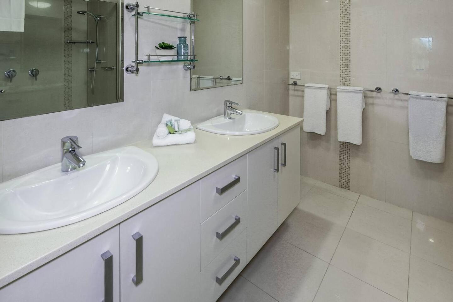 Aqua Aura - Bask In Beachfront Living * Palm Cove