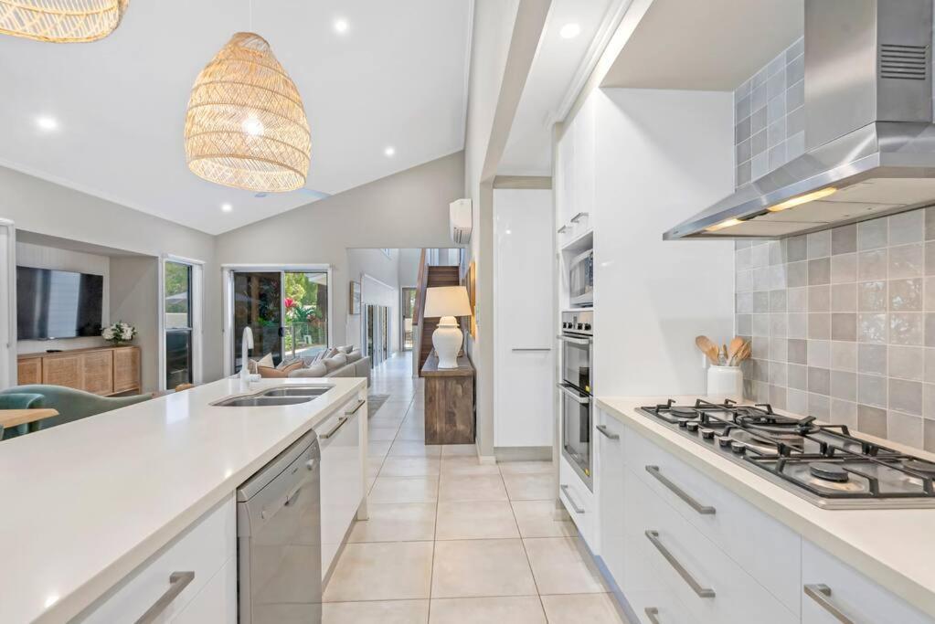 Villa Cove House - Coastal Convenience By The Pool